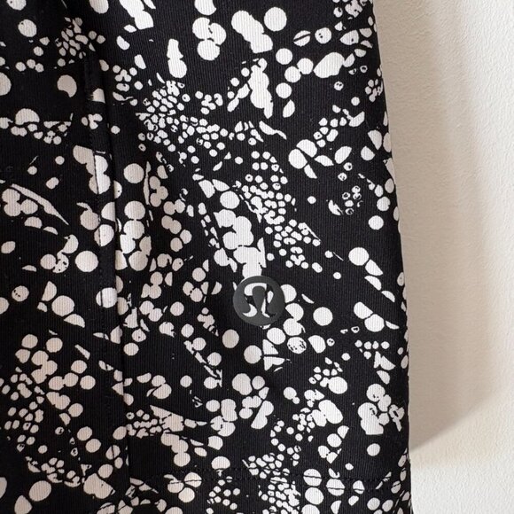 Lululemon On The Fly Short 2.5" Chirasu Black Size 8 - Picture 6 of 8